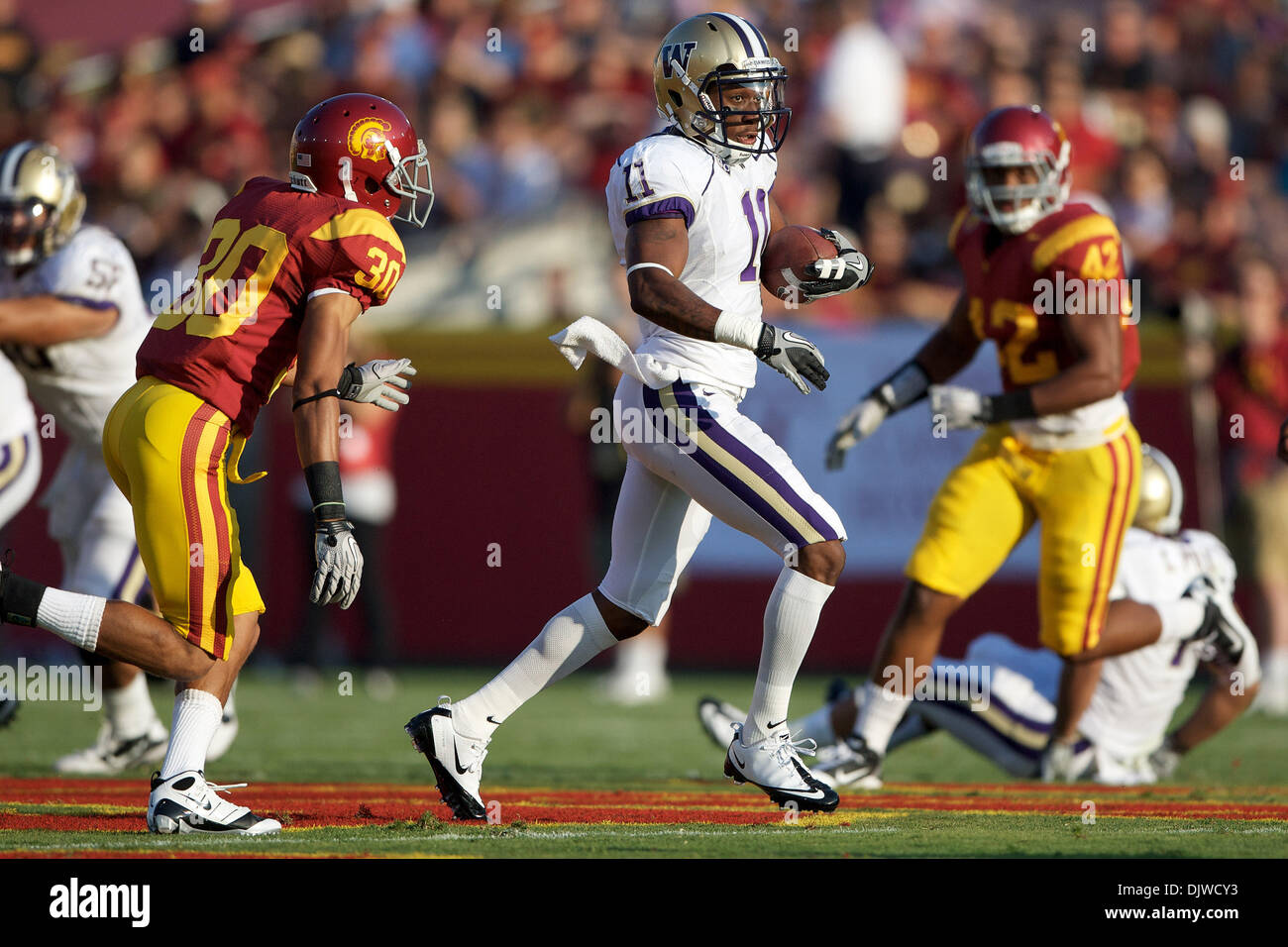 Ottobre 2, 2010 - Los Angeles, California, Stati Uniti d'America - Washington Huskies wide receiver D'Andre Goodwin (11) strati attraverso l'USC Trojans difesa nel primo trimestre di una Pac-10 match up tra il Washington Huskies e l'USC Trojans, presso il Los Angeles Memorial Coliseum. Il Huskies prevarrebbe su un ultimo secondo gioco vincere kick 32-31. (Credito Immagine: © Tony L Foto Stock