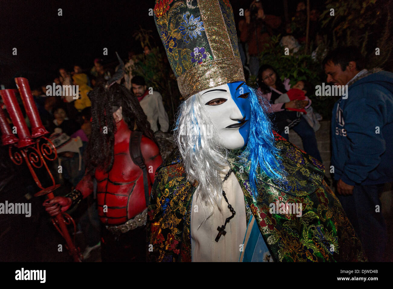 Costume di festeggianti sfilano per le strade per celebrare il Giorno dei Morti Festival noto in spagnolo come Día de Muertos il 1 novembre 2013 a San Agustin Etla, Oaxaca, Messico. Foto Stock