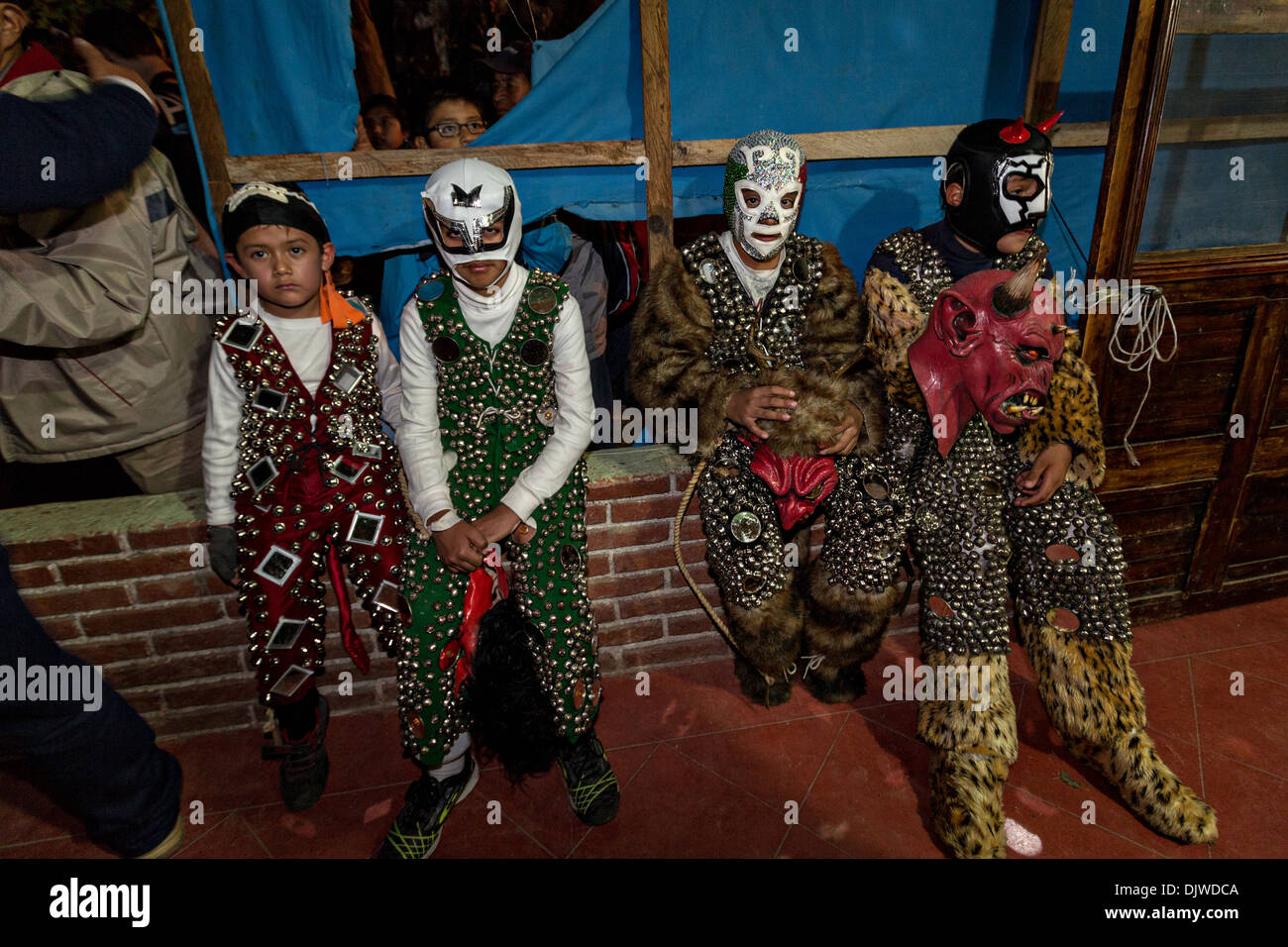 I bambini in costume attendere l'inizio della sfilata per celebrare il Giorno dei Morti Festival noto in spagnolo come Día de Muertos il 1 novembre 2013 a San Agustin Etla, Oaxaca, Messico. Foto Stock
