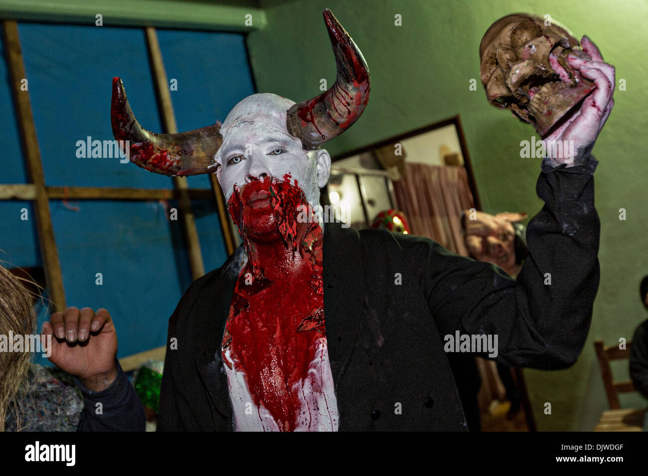 Costume di festeggianti sfilano per le strade per celebrare il Giorno dei Morti Festival noto in spagnolo come Día de Muertos il 1 novembre 2013 a San Agustin Etla, Oaxaca, Messico. Foto Stock