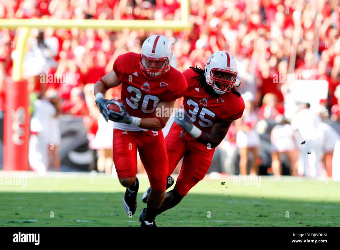Ottobre 2, 2010 - Raleigh, Stadio Carter-Finley, U.S - NC Stato Brandan sicurezza Vescovo (#30) scorre indietro un'intercettazione. Virginia Tech beats stato NC 41-30 a Stadio Carter-Finley in Raleigh, North Carolina. (Credito Immagine: © Jack Tarr/Southcreek globale/ZUMApress.com) Foto Stock