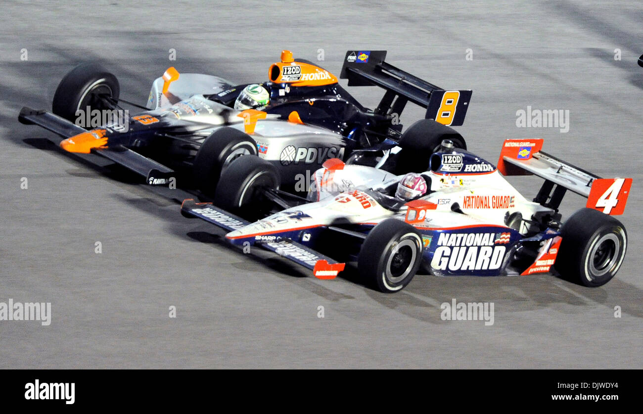 Ottobre 2, 2010 - Miami, Florida, Stati Uniti d'America - Racing ottiene stretto come #8 e J Viso e #4 Dan Wheldon fanno la loro strada attraverso il turno 4 durante la CAFE' DO BRASIL Indy 300 IRL gara di Homestead-Miami Speedway in Miami, la gara è stata vinta da Scott Dixon #9 (credito Immagine: © Brad Barr/Southcreek globale/ZUMApress.com) Foto Stock