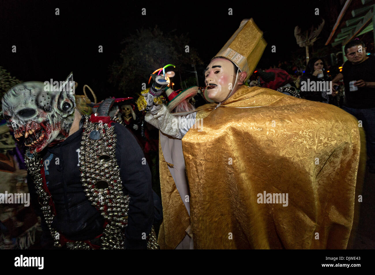 Costume di festeggianti sfilano per le strade per celebrare il Giorno dei Morti Festival noto in spagnolo come Día de Muertos il 1 novembre 2013 a San Agustin Etla, Oaxaca, Messico. Foto Stock