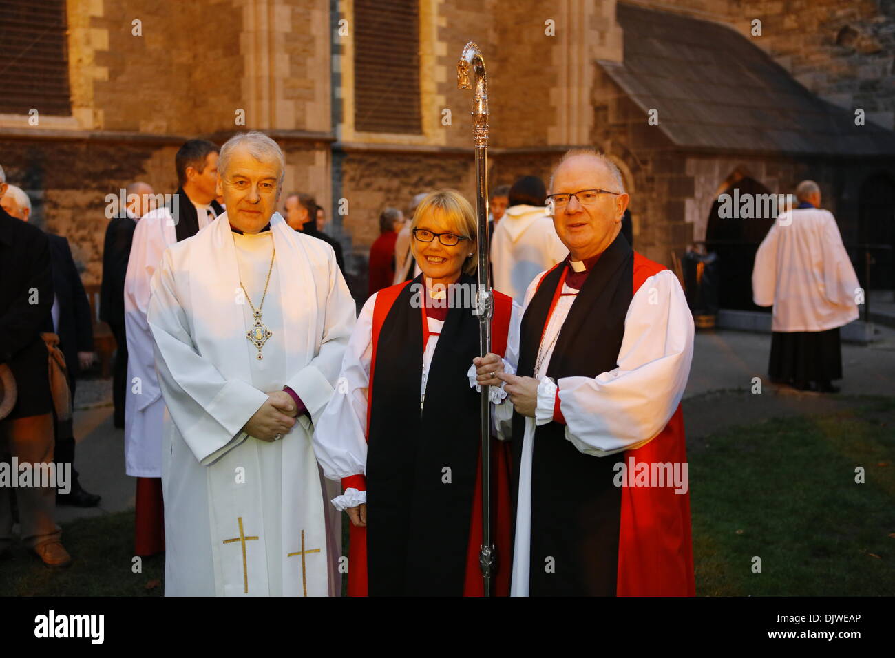 Dublino, Irlanda. Il 30 novembre 2013. Il Vescovo di Meath e Kildare più Revd Pat piani (M) è raffigurato con l Arcivescovo di Dublino, la maggior parte Revd Dr Michael Jackson (L) e l'Arcivescovo di Armagh, la maggior parte Revd Richard Clarke (R) al di fuori di Cristo la Chiesa Cattedrale. La maggior parte Revd Pat Storey è stata consacrata come Chiesa di Irlanda Vescovo di Meath e Kildare in Dublino è la cattedrale di Christ Church. Credito: Michael Debets/Alamy Live News Foto Stock