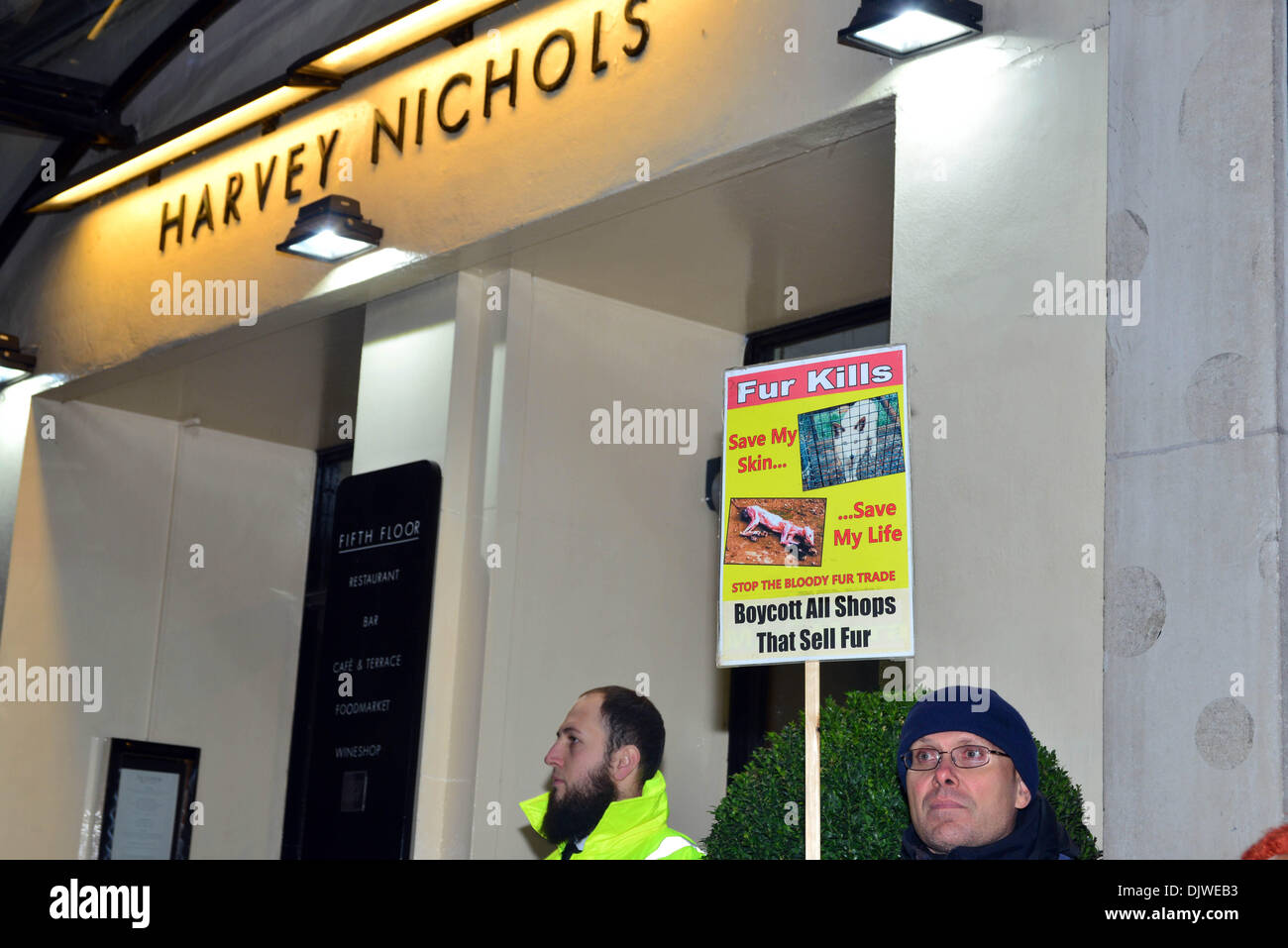 Londra, Regno Unito. Il 30 novembre 2013. Un gruppo di anti-fur attivisti targhetta di contenimento contro la vendita di pellicce fuori Harvey Nochols e D&G a Knightsbridge di Londra. 30 nov 2013,foto da vedere Li/ Alamy Live News Foto Stock