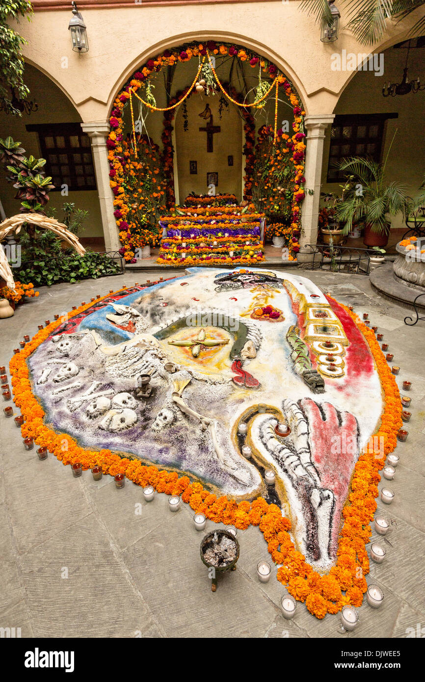 Un altare o ofrendas impostato per celebrare il Giorno dei Morti festival il 1 novembre 2013 a Oaxaca, Messico. Foto Stock