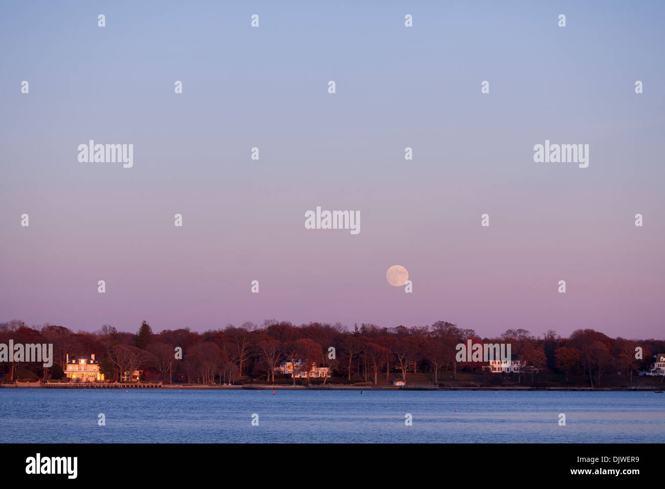 Guardando attraverso Dering Harbour su Shelter Island dal traghetto coperta di una luna piena caduta serata nel Long Island, nello Stato di New York Foto Stock