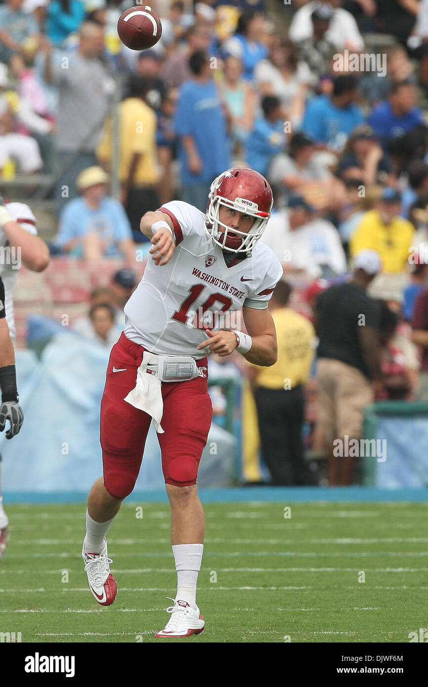 Ottobre 2, 2010 - Pasadena, California, Stati Uniti d'America - Washington State Cougars quarterback Jeff Tuel #10 si riscalda prima di iniziare la UCLA vs stato di Washington gioco presso il Rose Bowl. La UCLA Bruins è andato a sconfiggere il Washington State Cougars con un punteggio finale di 42-28. (Credito Immagine: © Brandon Parry/Southcreek globale/ZUMApress.com) Foto Stock