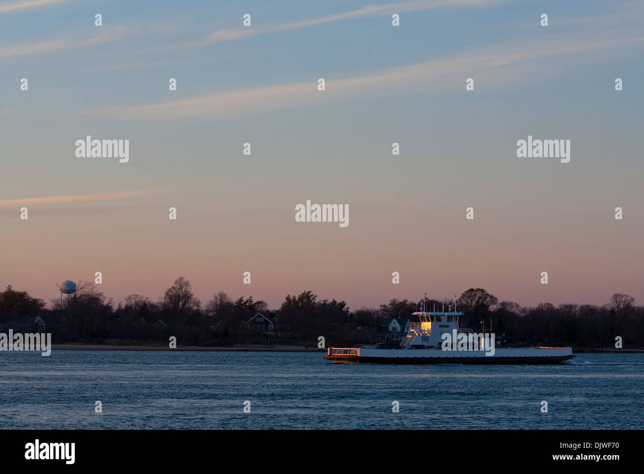 Il traghetto per auto passando da Greenport per Shelter Island sotto una luna piena su una serata di caduta nel Long Island, nello Stato di New York Foto Stock