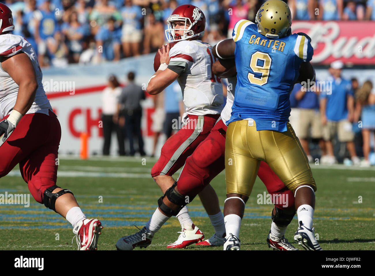 Ottobre 2, 2010 - Pasadena, California, Stati Uniti d'America - Washington State Cougars quarterback Jeff Tuel #10 (metà) guarda per un ricevitore aperto durante l'UCLA vs stato di Washington gioco presso il Rose Bowl. La UCLA Bruins è andato a sconfiggere il Washington State Cougars con un punteggio finale di 42-28. (Credito Immagine: © Brandon Parry/Southcreek globale/ZUMApress.com) Foto Stock