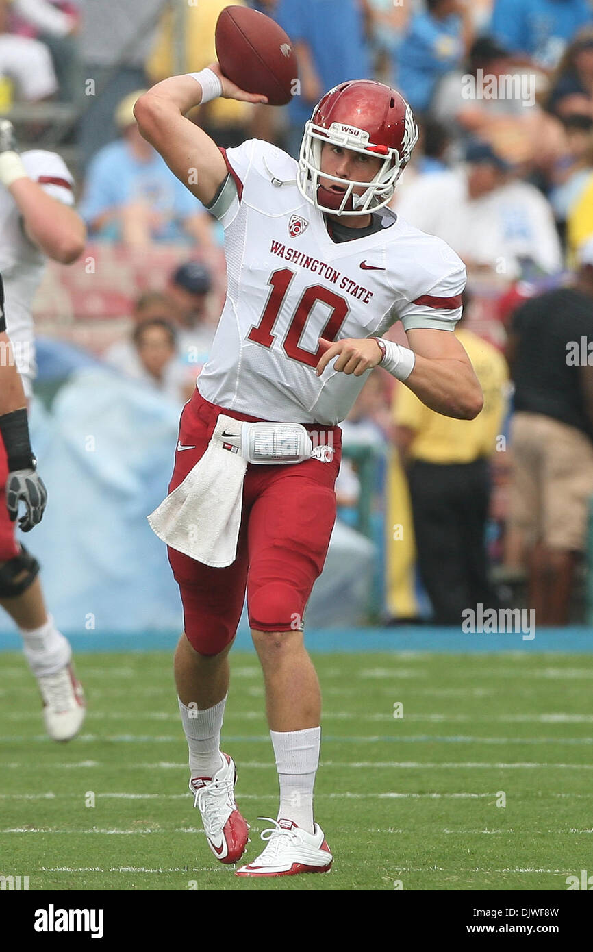 Ottobre 2, 2010 - Pasadena, California, Stati Uniti d'America - Washington State Cougars quarterback Jeff Tuel #10 in azione durante la UCLA vs stato di Washington gioco presso il Rose Bowl. La UCLA Bruins è andato a sconfiggere il Washington State Cougars con un punteggio finale di 42-28. (Credito Immagine: © Brandon Parry/Southcreek globale/ZUMApress.com) Foto Stock