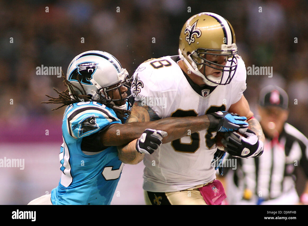 Ott 3, 2010: New Orleans Saints stretto fine Jeremy Shockey (88) combattendo contro un Panthers defender durante l'azione di gioco tra New Orleans Saints e Carolina Panthers presso la Louisiana Superdome di New Orleans, in Louisiana. I Santi hanno vinto 16-14. (Credito Immagine: © Donald pagina/Southcreek globale/ZUMApress.com) Foto Stock