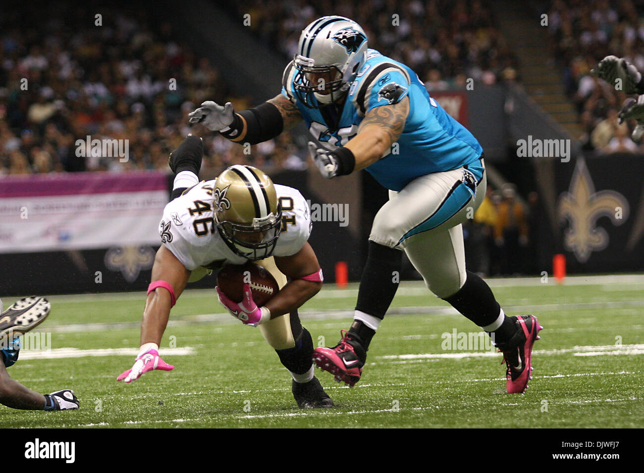 Ott 3, 2010: New Orleans Saints running back Ladell Betts (46) viene buttato a terra durante l'azione di gioco tra New Orleans Saints e Carolina Panthers presso la Louisiana Superdome di New Orleans, in Louisiana. I Santi hanno vinto 16-14. (Credito Immagine: © Donald pagina/Southcreek globale/ZUMApress.com) Foto Stock