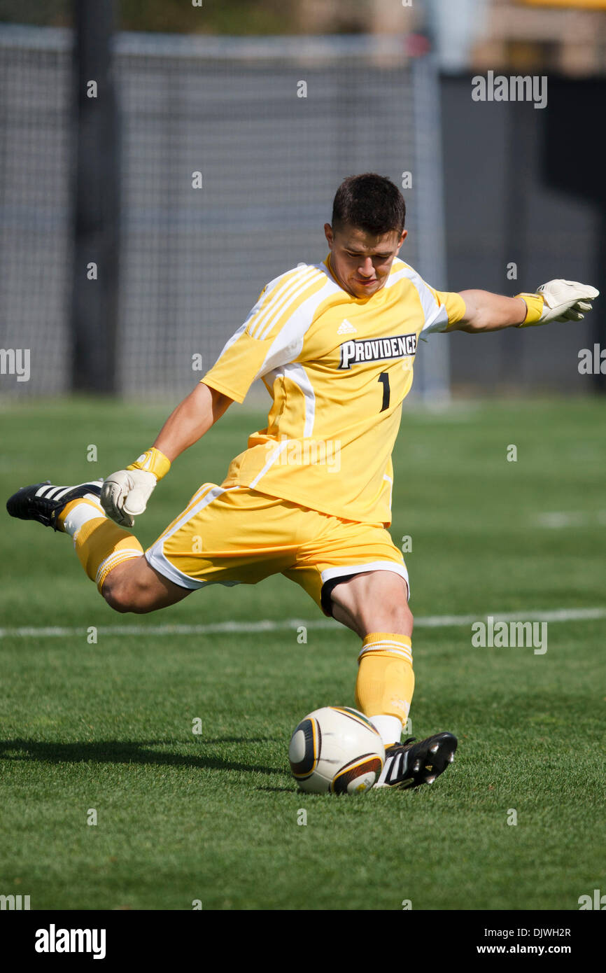 Ottobre 3, 2010 - South Bend, Indiana, Stati Uniti d'America - Providence portiere Jhojan Obando (#1) durante il NCAA partita di calcio tra la provvidenza e la Cattedrale di Notre Dame. Il Notre Dame Fighting Irish sconfitto la Provvidenza frati 2-1 in gioco a Alumni Stadium di South Bend, Indiana. (Credito Immagine: © Giovanni Mersits/Southcreek globale/ZUMApress.com) Foto Stock