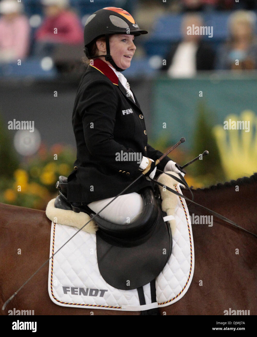 Il 7 ottobre 2010 - Lexington, KY, noi - Germania Angelika Trabert e Ariva-Avanti gareggiato nel para dressage Grade II prove individuali nell'arena coperta durante il Alltech FEI World Equestrian Games al Kentucky Horse Park in Lexington, KY. Giovedì,Ott. 7, 2010. Foto di Pablo Alcala | personale (credito Immagine: © Lexington Herald-Leader/ZUMApress.com) Foto Stock