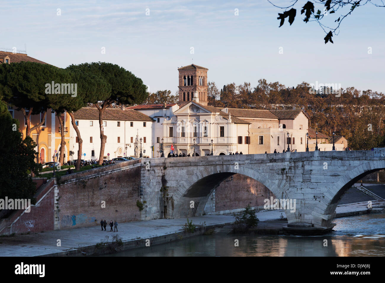Isola Tiberina, Isola Tiberina, con Ponte Fabricio e la Basilica di San Bartolomeo all'Isola, Roma, lazio, Italy Foto Stock