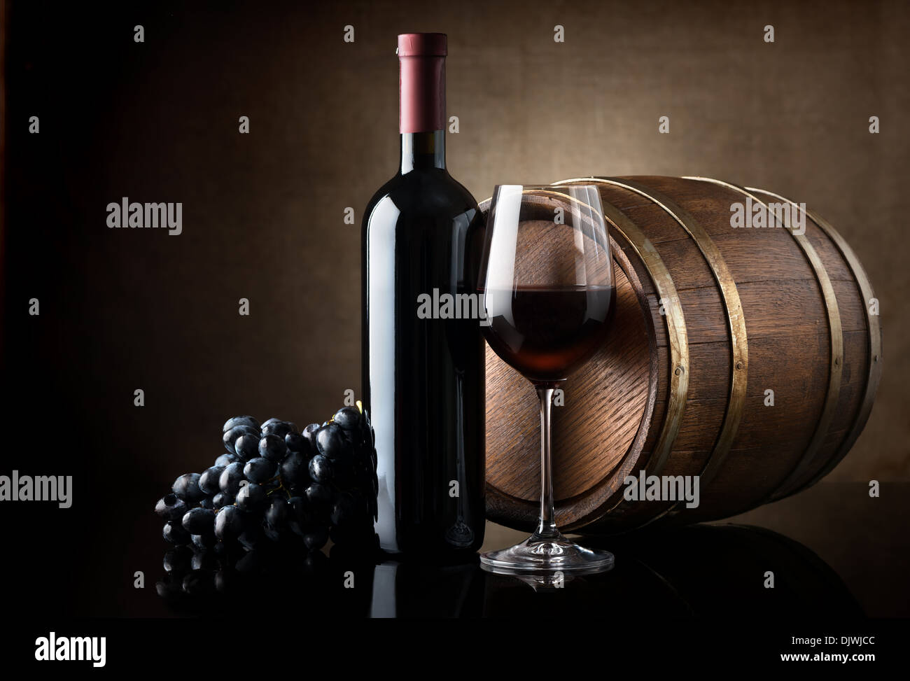 Bottiglia di vino rosso, uva e Barile di legno Foto Stock
