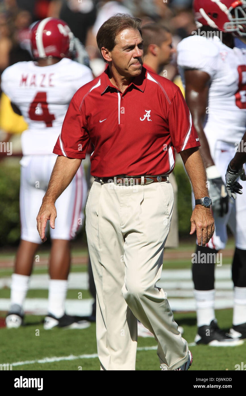 Il 9 ottobre, 2010 - Columbia nella Carolina del Sud, Stati Uniti d'America - Nick Saban passeggiate sul campo prima del tempo di gioco. Carolina del Sud conduce 21 sopra Alabama 9 a metà. (Credito Immagine: © Jim Dedmon/Southcreek globale/ZUMApress.com) Foto Stock