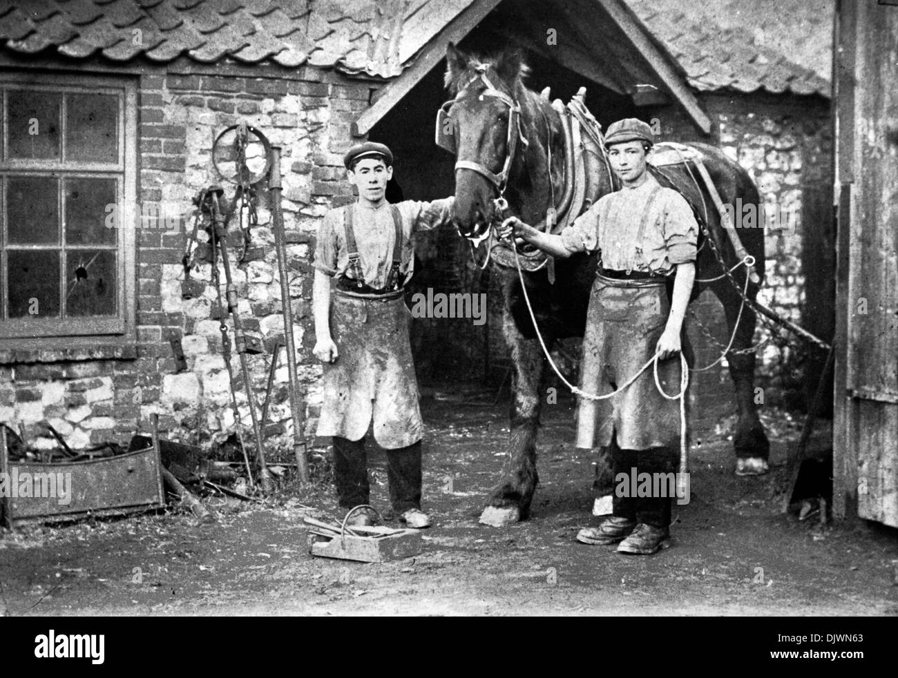 Fabbro del negozio circa 1910, Thornham, Norfolk, Antica fucina, forgia, cavallo, fabbro, pre 1a Guerra Mondiale, Edwardian England, fucine, ferratura di cavalli, Inghilterra UK, archivio negozi di archiviazione Foto Stock