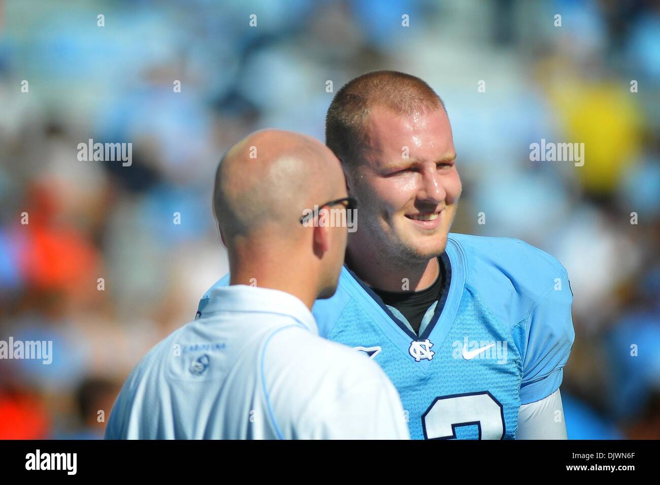 Il 9 ottobre, 2010 - Chapel Hill, North Carolina, Stati Uniti d'America - North Carolina quarterback TJ Yates (#13) .North Carolina sconfigge Clemson 21-16 a Kenan Stadium di Chapel Hill nella Carolina del Nord. (Credito Immagine: © Anthony Barham/Southcreek globale/ZUMApress.com) Foto Stock