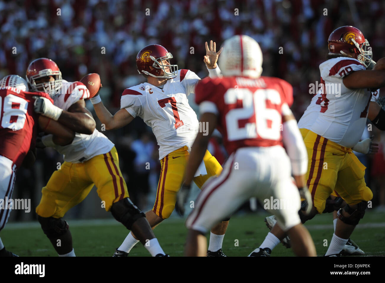 Il 9 ottobre, 2010 - Stanford, in California, Stati Uniti d'America - USC Trojans quarterback Matt Barkley (7) scende di nuovo a passare durante il gioco NCAA tra la Stanford Cardinale e l'USC Trojans presso la Stanford Stadium. Le squadre sono legati a 14 al tempo di emisaturazione. (Credito Immagine: © Matt Cohen/Southcreek globale/ZUMApress.com) Foto Stock