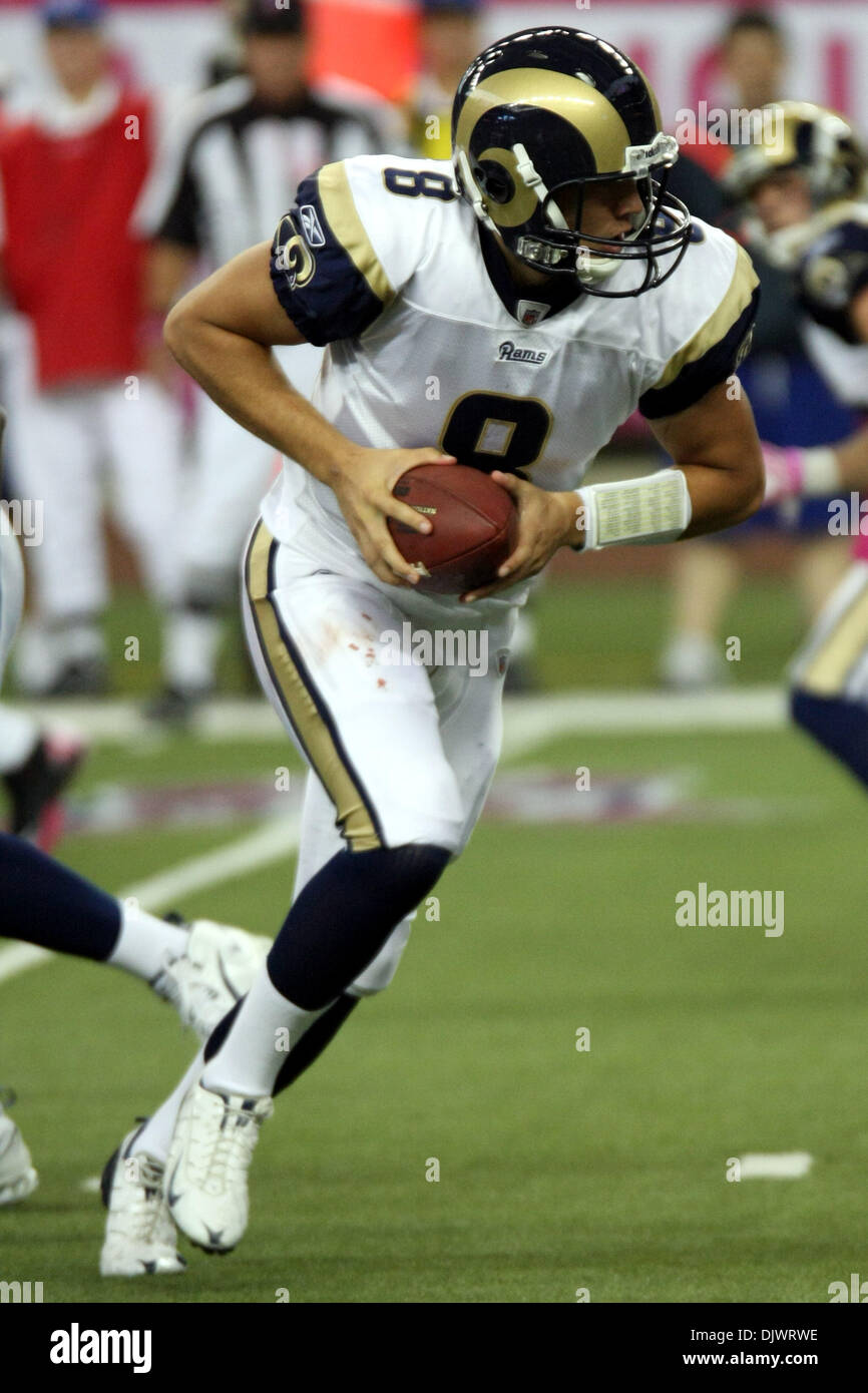 Ottobre 10, 2010 - Detroit, Michigan, Stati Uniti d'America - 10 ottobre2010: St. Louis Rams quarterback Sam Bradford (#8) gira a mano il pallone. Il Detroit Lions battere il San Louis Rams 44-6 al Ford Field. (Credito Immagine: © Alan Ashley/Southcreek globale/ZUMApress.com) Foto Stock