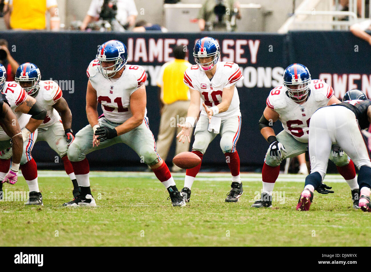Ottobre 10, 2010 - Houston, Texas, Stati Uniti - New York Giants (10) Q Eli Manning fumbles la palla. NY Giants ha sconfitto la Houston Texans 34-10 al Reliant Stadium. (Credito Immagine: © Juan DeLeon/Southcreek globale/ZUMApress.com) Foto Stock