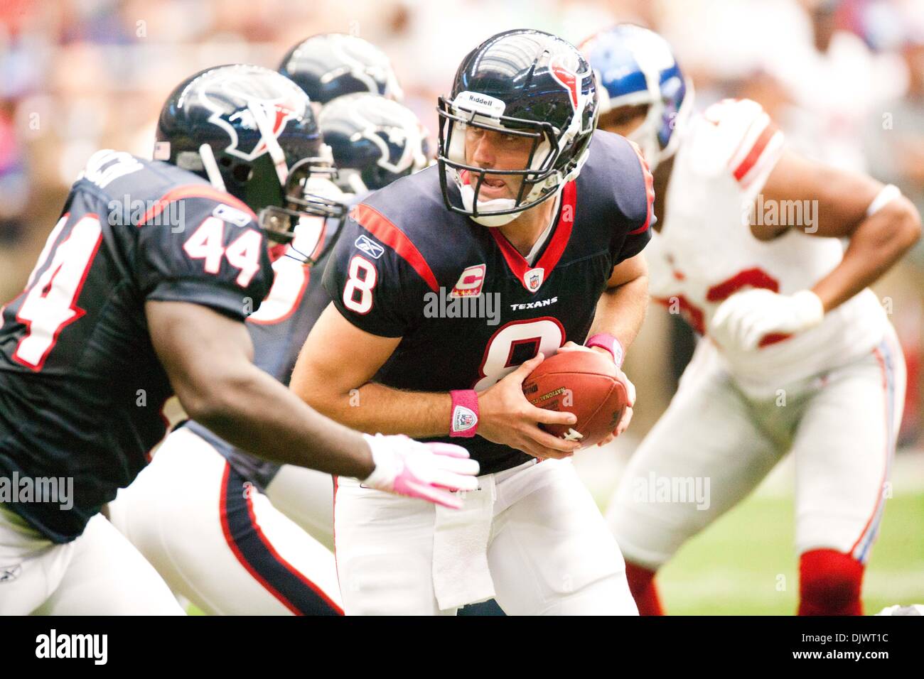Ottobre 10, 2010 - Houston, Texas, Stati Uniti - Houston Texans (8) Q Matt Schaub portando il suo reato. NY Giants ha sconfitto la Houston Texans 34-10 al Reliant Stadium. (Credito Immagine: © Juan DeLeon/Southcreek globale/ZUMApress.com) Foto Stock