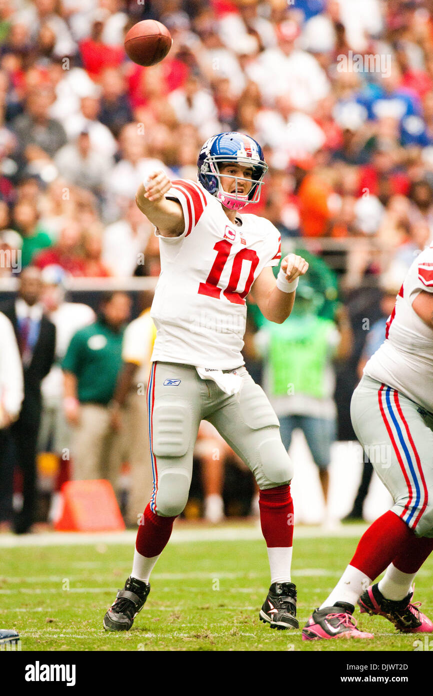 Ottobre 10, 2010 - Houston, Texas, Stati Uniti - New York Giants (10) Q Eli Manning lancia la palla. NY Giants ha sconfitto la Houston Texans 34-10 al Reliant Stadium. (Credito Immagine: © Juan DeLeon/Southcreek globale/ZUMAPRESS.com) Foto Stock
