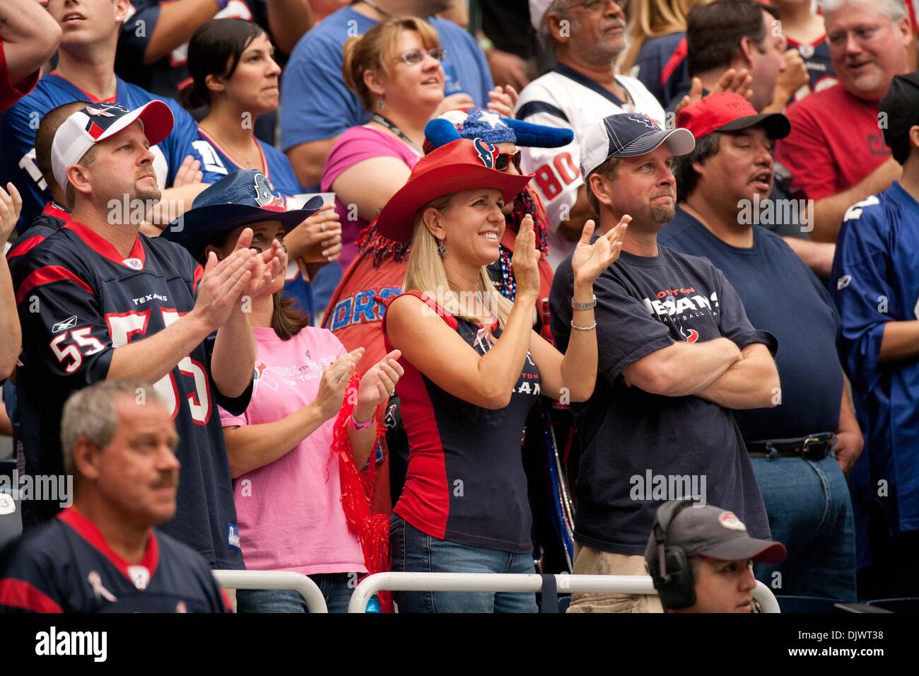 Ottobre 10, 2010 - Houston, Texas, Stati Uniti - Houston Texans fan battendo le mani per la sua squadra di casa. NY Giants ha sconfitto la Houston Texans 34-10 al Reliant Stadium. (Credito Immagine: © Juan DeLeon/Southcreek globale/ZUMAPRESS.com) Foto Stock