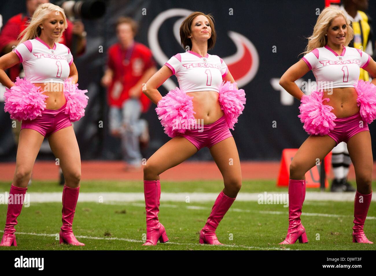 Ottobre 10, 2010 - Houston, Texas, Stati Uniti - Houston Texans cheerleader rosa da indossare durante il mese di ottobre per contribuire a sostenere la consapevolezza del cancro. NY Giants ha sconfitto la Houston Texans 34-10 al Reliant Stadium. (Credito Immagine: © Juan DeLeon/Southcreek globale/ZUMAPRESS.com) Foto Stock
