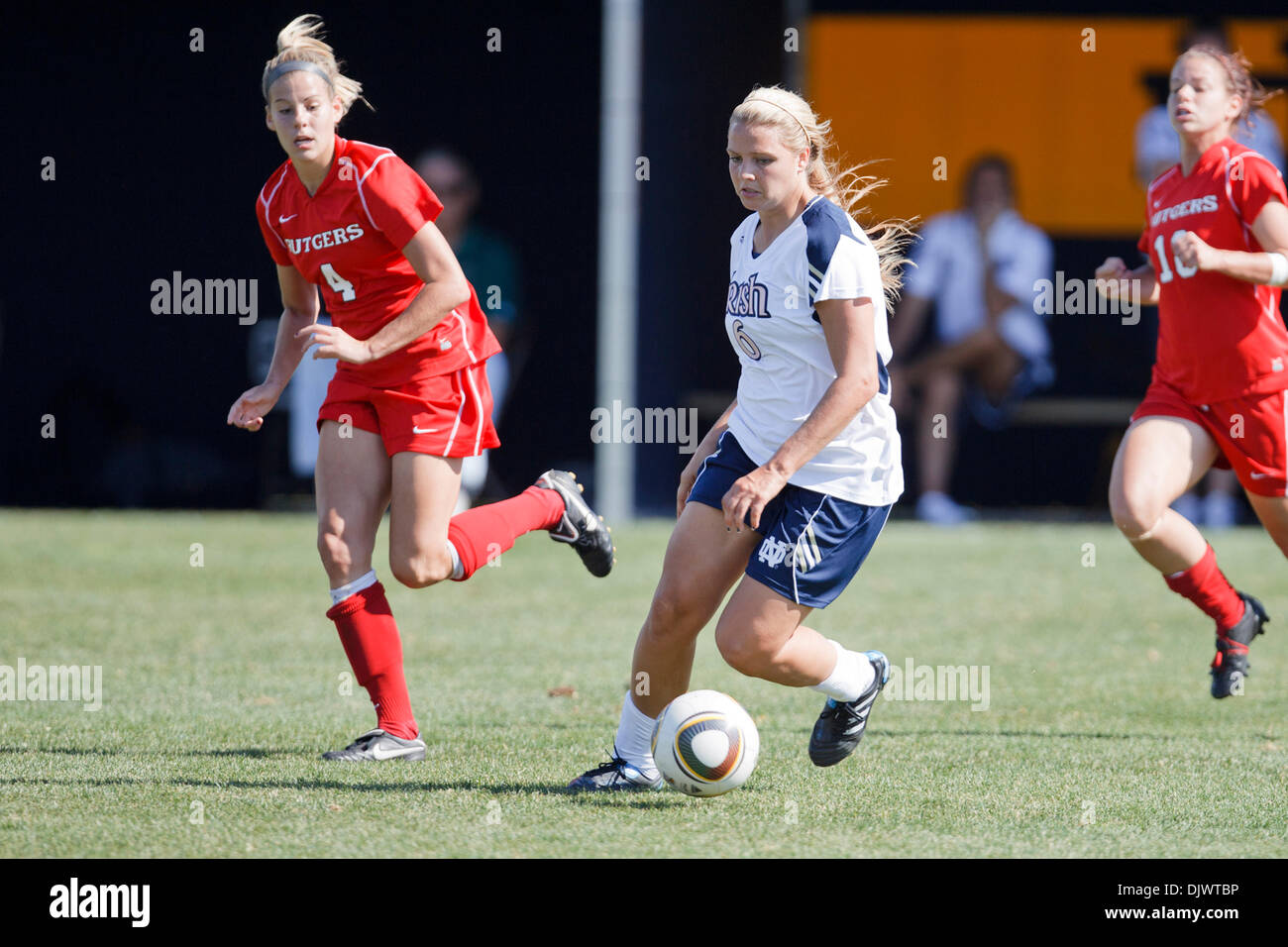 Ottobre 10, 2010 - South Bend, Indiana, Stati Uniti d'America - Notre Dame avanti Melissa Henderson (#6) dribbling la sfera upfield mentre è difeso da Rutgers defender Allie Hambleton (#4) durante il NCAA donna partita di calcio tra Rutgers e Notre Dame. Il Notre Dame Fighting Irish sconfitto la Rutgers Scarlet Knights 3-2 nel gioco a Alumni Stadium di South Bend, Indiana. (Cr Foto Stock