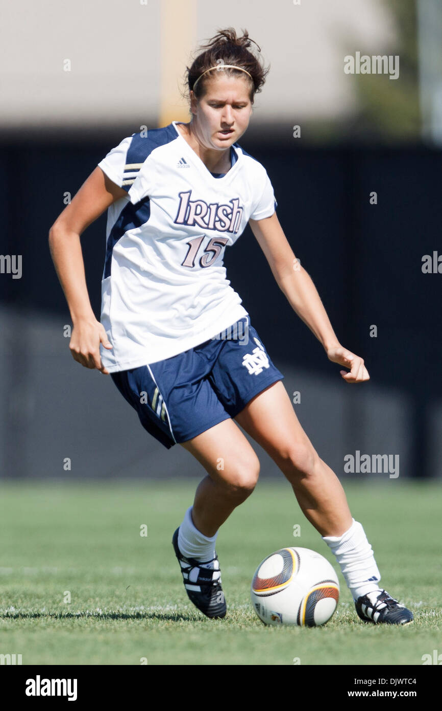 Ottobre 10, 2010 - South Bend, Indiana, Stati Uniti d'America - Notre Dame centrocampista Rose Augustin (#15) dribbling la sfera upfield durante il NCAA donna partita di calcio tra Rutgers e Notre Dame. Il Notre Dame Fighting Irish sconfitto la Rutgers Scarlet Knights 3-2 nel gioco a Alumni Stadium di South Bend, Indiana. (Credito Immagine: © Giovanni Mersits/Southcreek globale/ZUMApress.com) Foto Stock