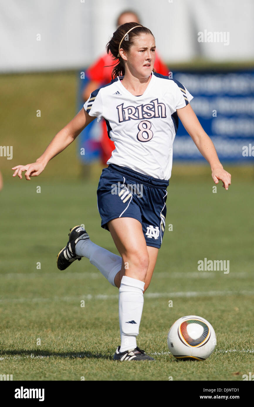 Ottobre 10, 2010 - South Bend, Indiana, Stati Uniti d'America - Notre Dame centrocampista Elizabeth Tucker (#8) dribbling la sfera upfield durante il NCAA donna partita di calcio tra Rutgers e Notre Dame. Il Notre Dame Fighting Irish sconfitto la Rutgers Scarlet Knights 3-2 nel gioco a Alumni Stadium di South Bend, Indiana. (Credito Immagine: © Giovanni Mersits/Southcreek globale/ZUMApress.com) Foto Stock
