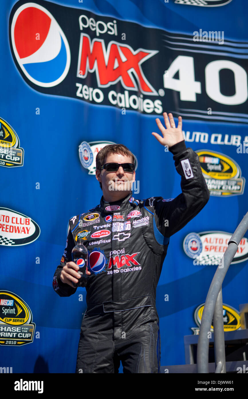 11 ott. 2010 - Fontana, CA, Stati Uniti d'America - Jeff Gordon (24) passeggiate fuori per fare il tifo tifosi durante il conducente presentazioni. (Credito Immagine: © Josh Cappella/Southcreek globale/ZUMApress.com) Foto Stock