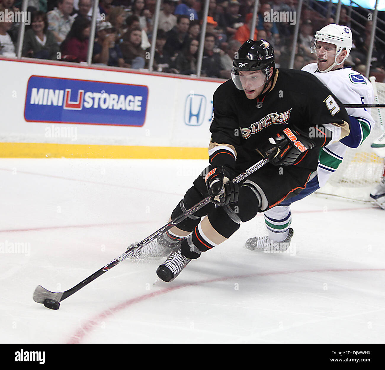 Oct 13, 2010 - Anaheim, California, Stati Uniti - Anaheim Ducks ala destra BOBBY Ryan, a sinistra controlla il puck da Vancouver Canucks defenceman CHRISTIAN EHRHOFF durante il terzo periodo di un NHL Hockey gioco nei confronti dell'Honda Center. (Credito Immagine: © Mark Samala/ZUMApress.com) Foto Stock