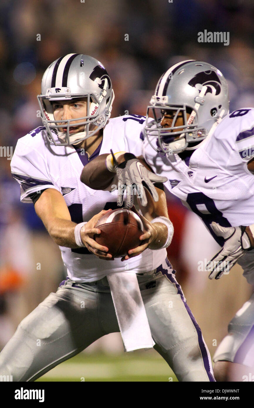 Il 14 ottobre 2010 - Lawrence, California, Stati Uniti d'America - Kansas State Wildcats quarterback Carson Coffman (14) mani off a marcia indietro Daniel Thomas (8). Kansas State sconfitte Kansas 59-7 nel gioco presso il Memorial Stadium. (Credito Immagine: © Jacob Paulsen Southcreek/Global/ZUMApress.com) Foto Stock