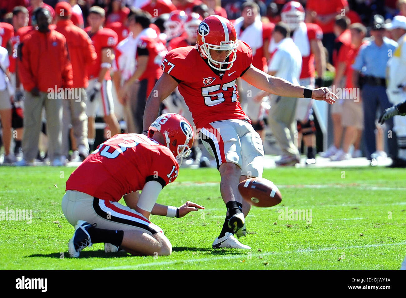 16 ottobre 2010 - Atene, Georgia, Stati Uniti d'America - Georgia kicker Blair Walsh (#57) calci il punto extra dopo un touchdown nel SEC azione di calcio tra Vanderbilt e Georgia. La Georgia ha sconfitto Vanderbilt 43-0 nel gioco a Sanford Stadium di Atene, GA. (Credito Immagine: © David Douglas/Southcreek globale/ZUMApress.com) Foto Stock