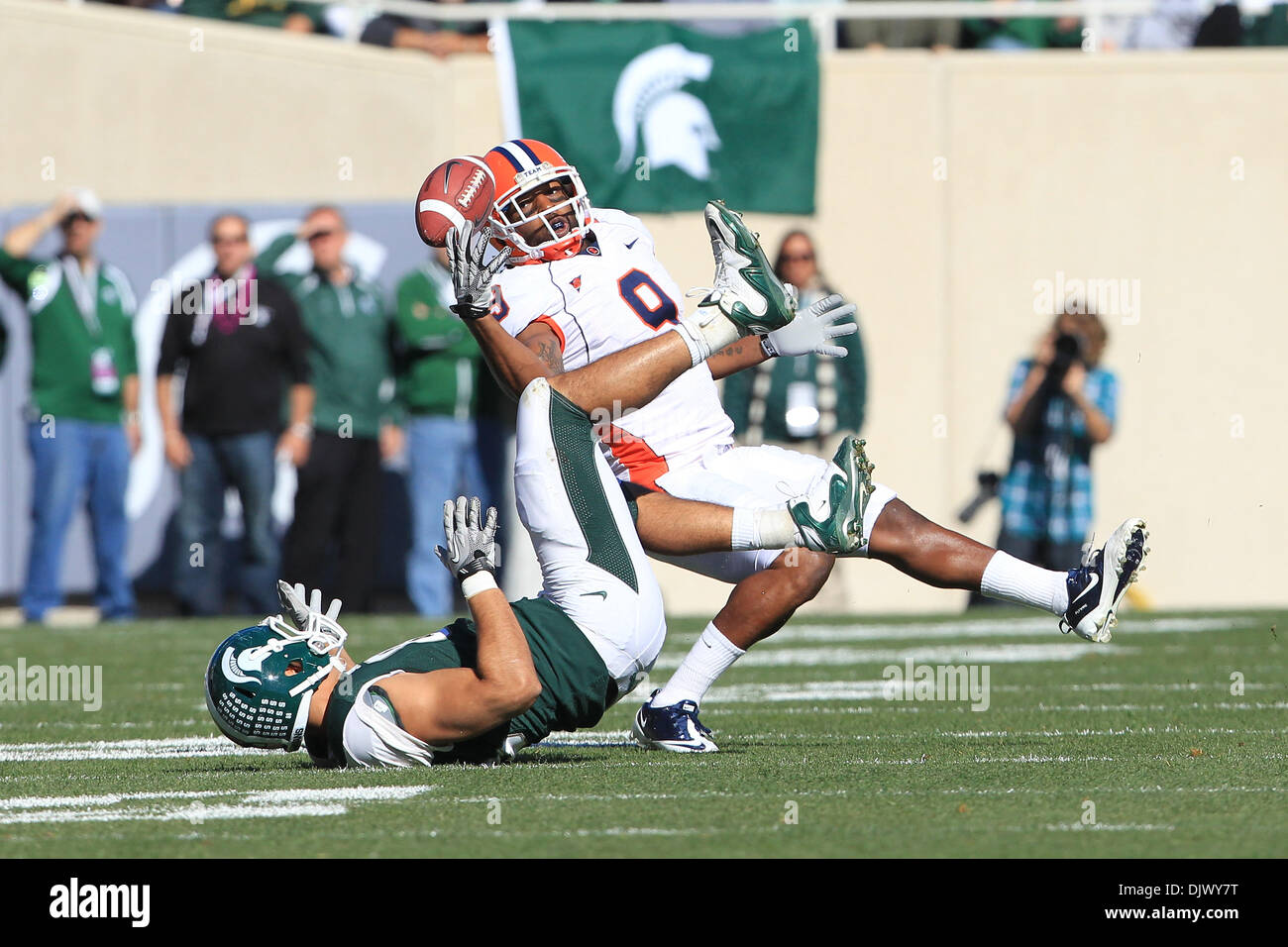 16 ottobre 2010 - East Lansing, Michigan, Stati Uniti d'America - Michigan State Spartans stretto fine Brian Linthicum (88) non è in grado di effettuare una cattura mentre è difeso da Illinois Fighting Illini Trulon Henry a Spartan Stadium. MSU sconfitto Illinois 26 - 6. (Credito Immagine: © Rey Del Rio/Southcreek globale/ZUMApress.com) Foto Stock