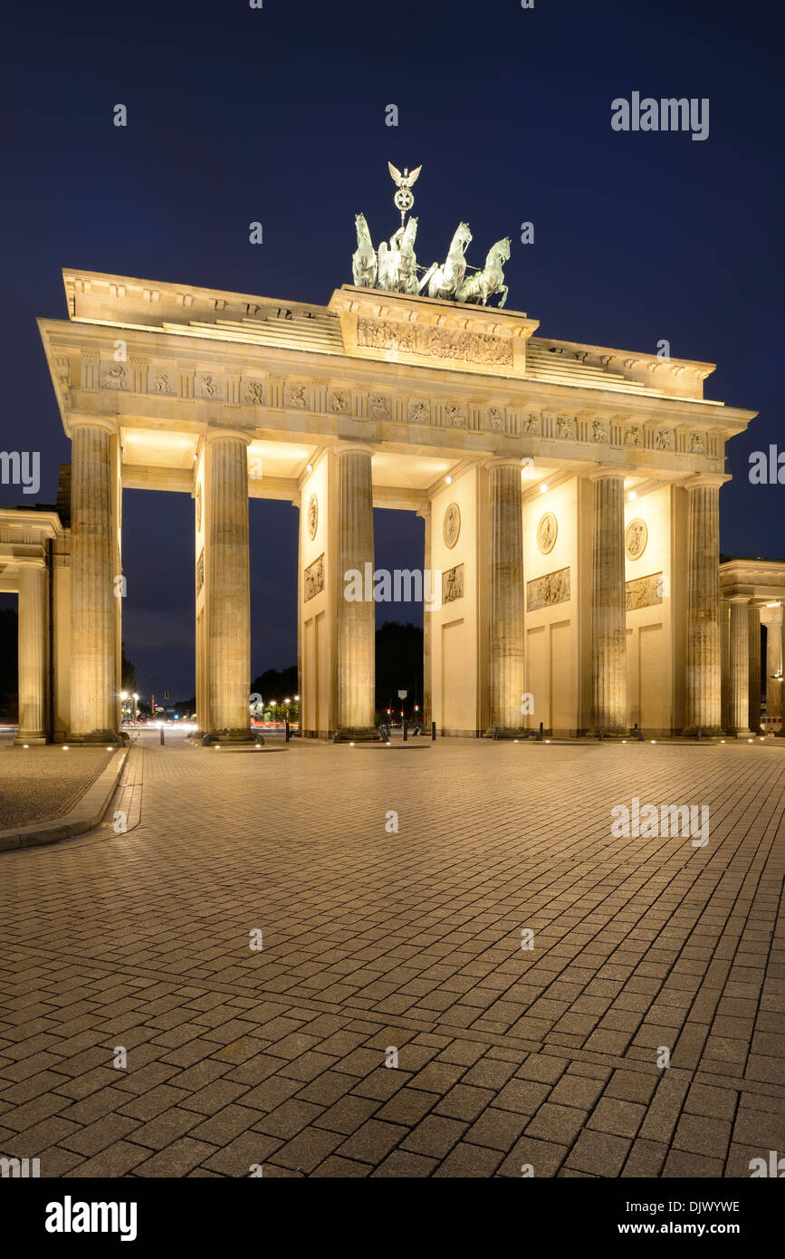 La Porta di Brandeburgo illuminata di notte. Berlino, Germania. Foto Stock