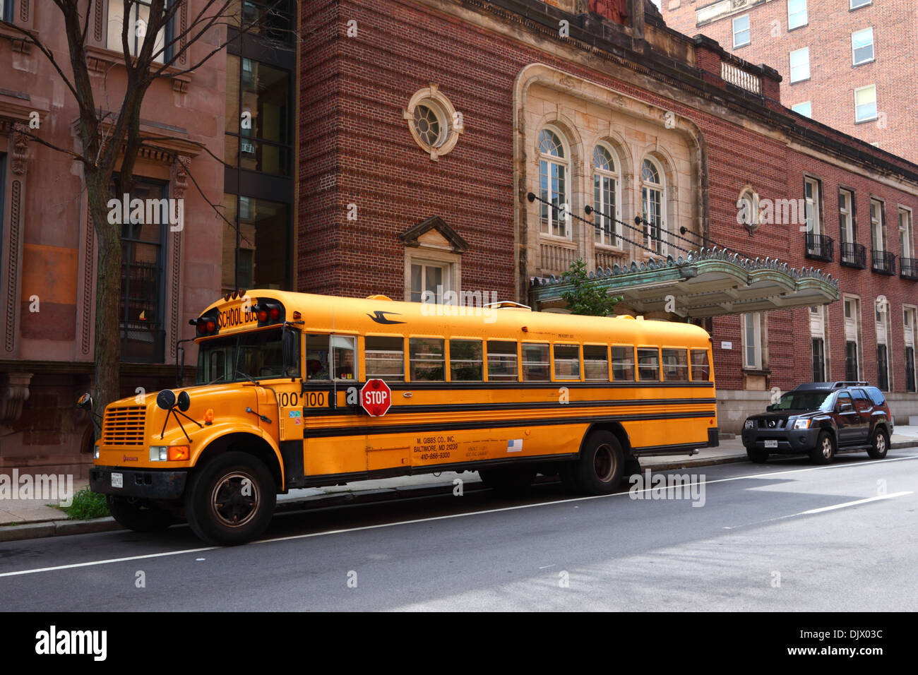 Thomas International tipo C giallo scuola bus Parcheggiato fuori Baltimore School for the Arts, Mount Vernon district, Maryland, Stati Uniti d'America Foto Stock