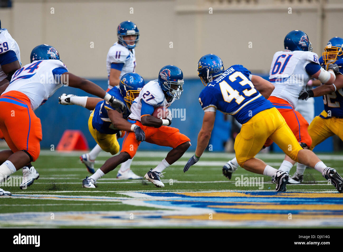 16 ottobre 2010 - San Jose, California, Stati Uniti d'America - Boise State running back Jeremy Avery (27) precipita per positivo yardage durante la prima metà dell'azione tra il Boise Sate Broncos e il San Jose State spartani in Spartan Stadium di San Jose California. I Broncos Beat the Spartans 48-0. (Credito Immagine: © Stanley Brewster Southcreek/Global/ZUMApress.com) Foto Stock