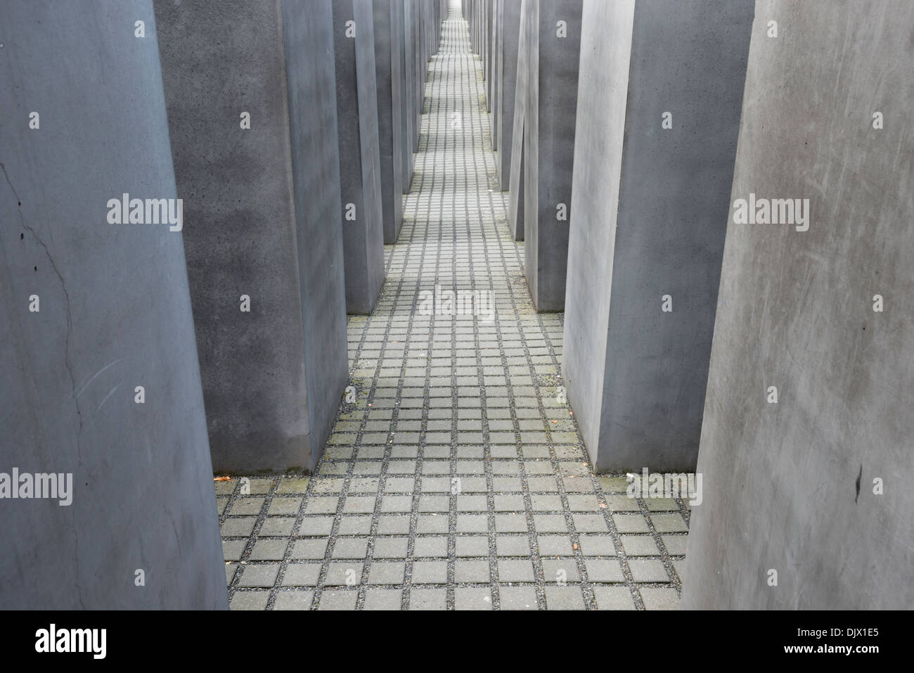Un corridoio che gira attraverso la fila di colonne di cemento presso il Memoriale dell'Olocausto a Berlino, Germania, Europa. Foto Stock