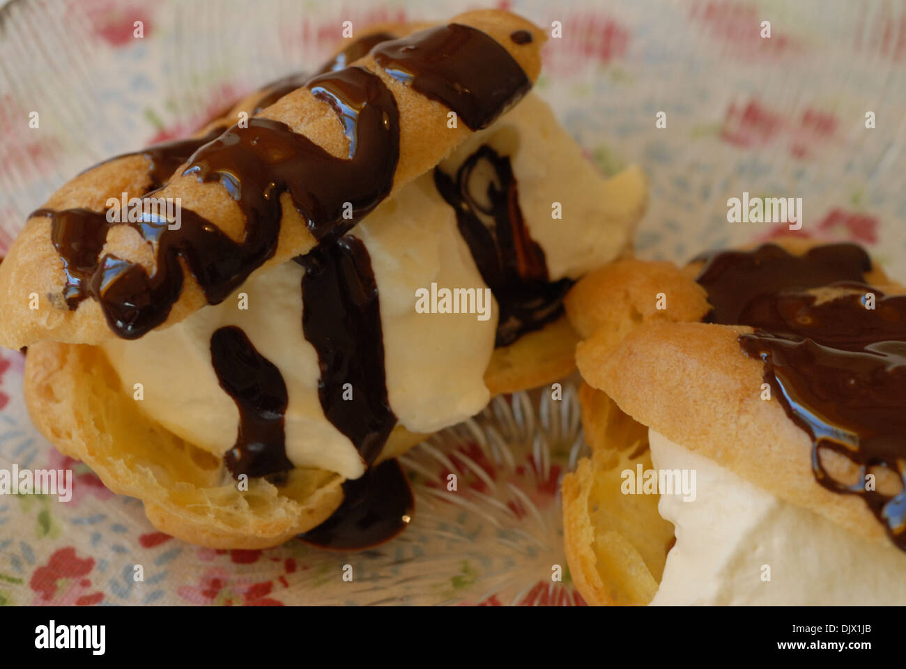 Éclairs di cioccolato. Tè pomeridiano con torte alla panna. Foto Stock