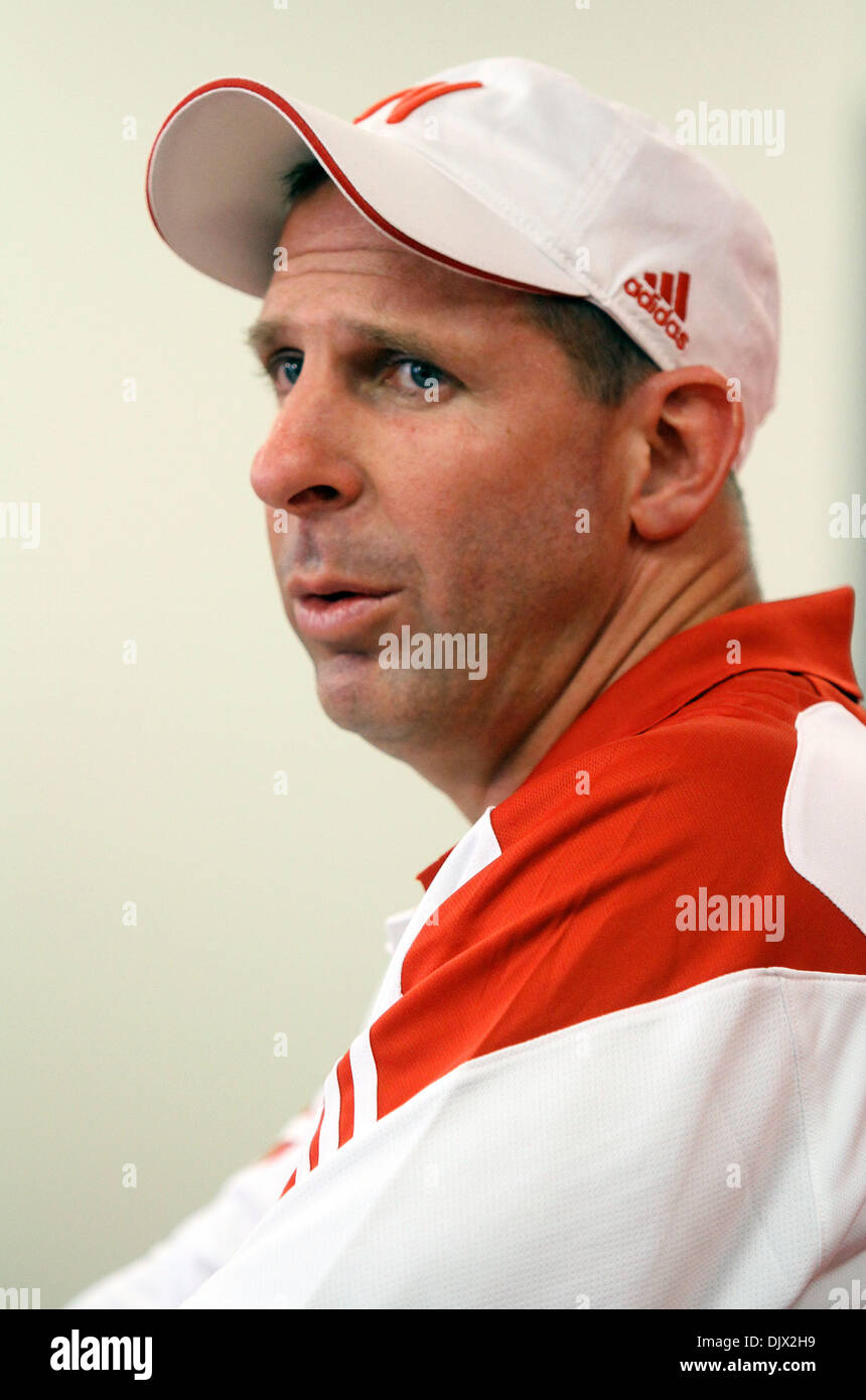 Ottobre 19, 2010 - Lincoln, Nebraska, Stati Uniti d'America - Nebraska Head Coach Bo Pelini parla ai media. Texas battito n. 4 Nebraska 20-13 presso il Memorial Stadium di Lincoln, Nebraska. (Credito Immagine: © Michelle Vescovo/Southcreek globale/ZUMApress.com) Foto Stock