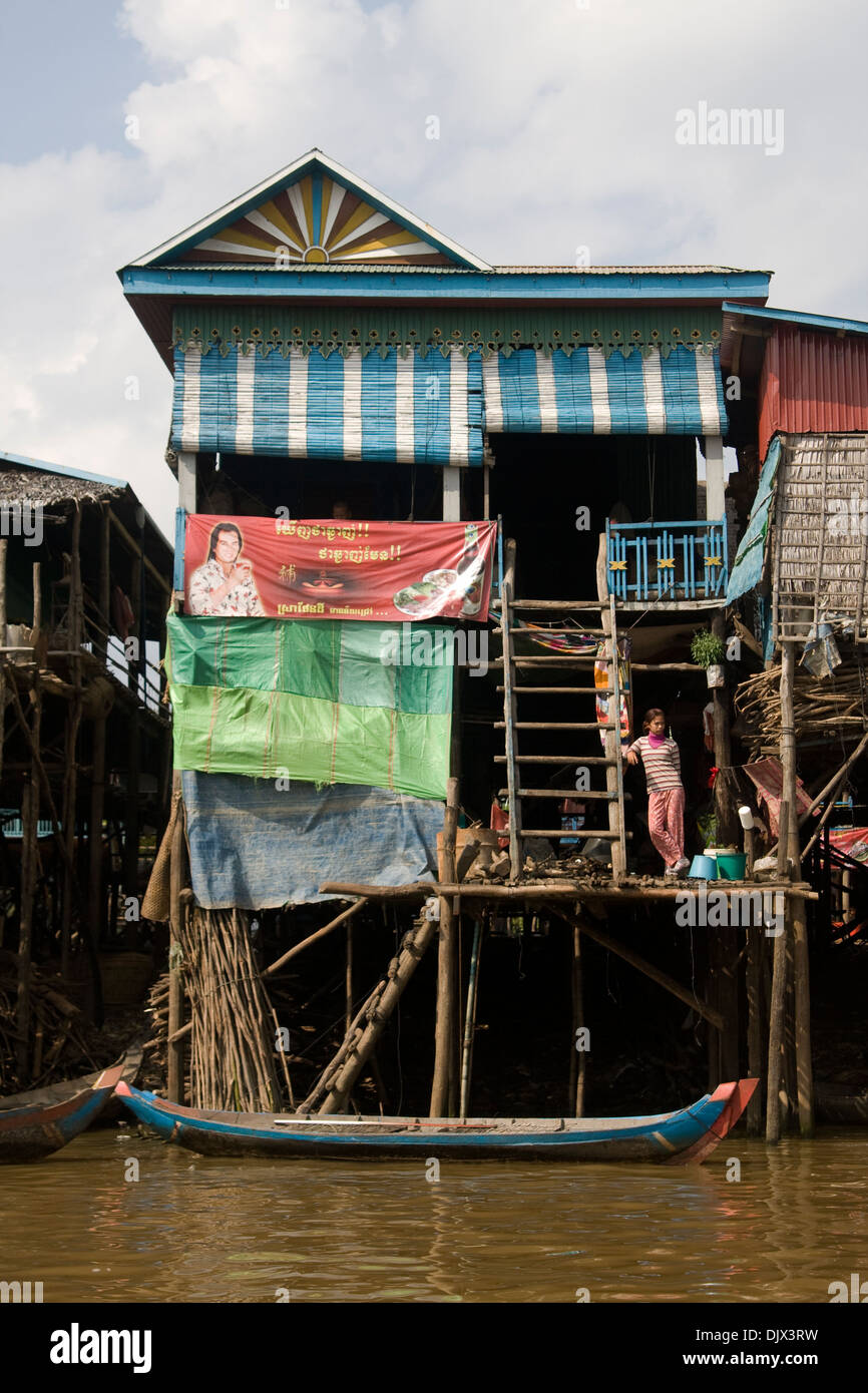 Una casa e una barca in cambogiano villaggio galleggiante, Kampong Phloek. Foto Stock