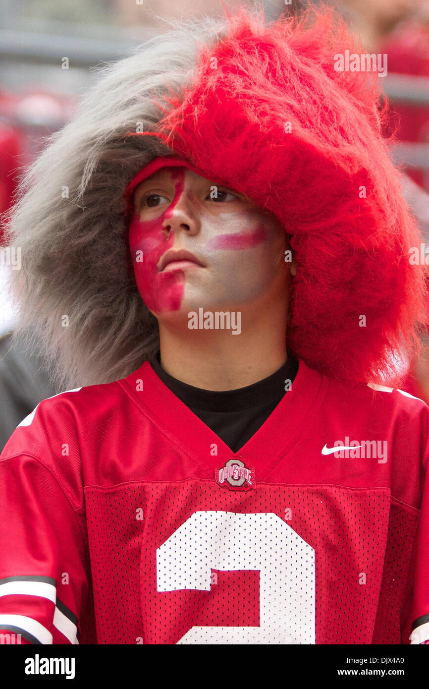 Ottobre 23, 2010 - Columbus, Ohio, Stati Uniti d'America - Un Ohio State orologi ventola il warm up prima di una partita tra #10 Ohio State e Purdue presso lo Stadio Ohio, Columbus, Oh. Ohio State sconfitto Purdue 49-0. (Credito Immagine: © Scott Stuart/Southcreek globale/ZUMApress.com) Foto Stock