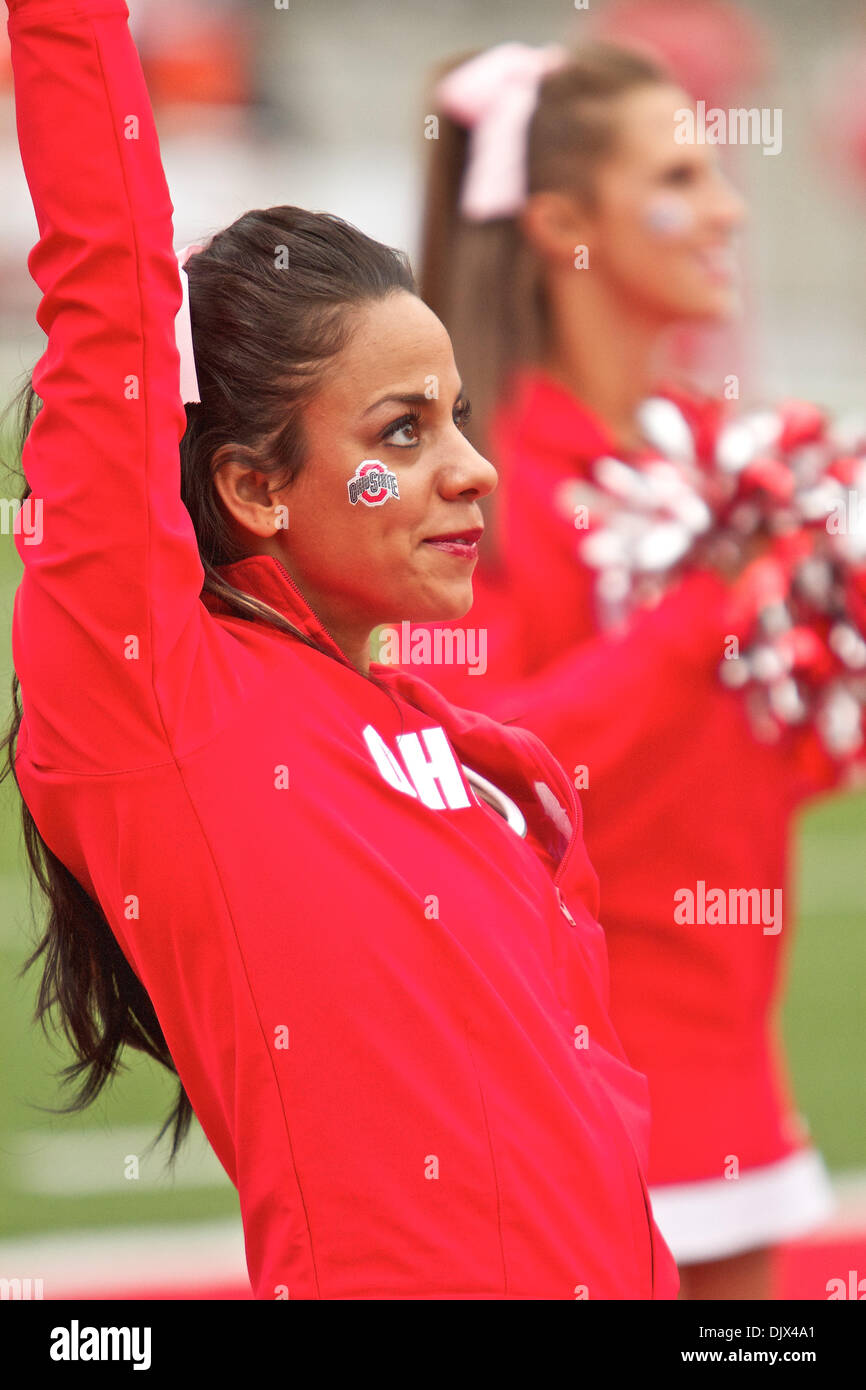 Ottobre 23, 2010 - Columbus, Ohio, Stati Uniti d'America - Ohio State Cheerleaders durante il gioco tra #10 Ohio State e Purdue presso lo Stadio Ohio, Columbus, Oh. Ohio State sconfitto Purdue 49-0. (Credito Immagine: © Scott Stuart/Southcreek globale/ZUMApress.com) Foto Stock