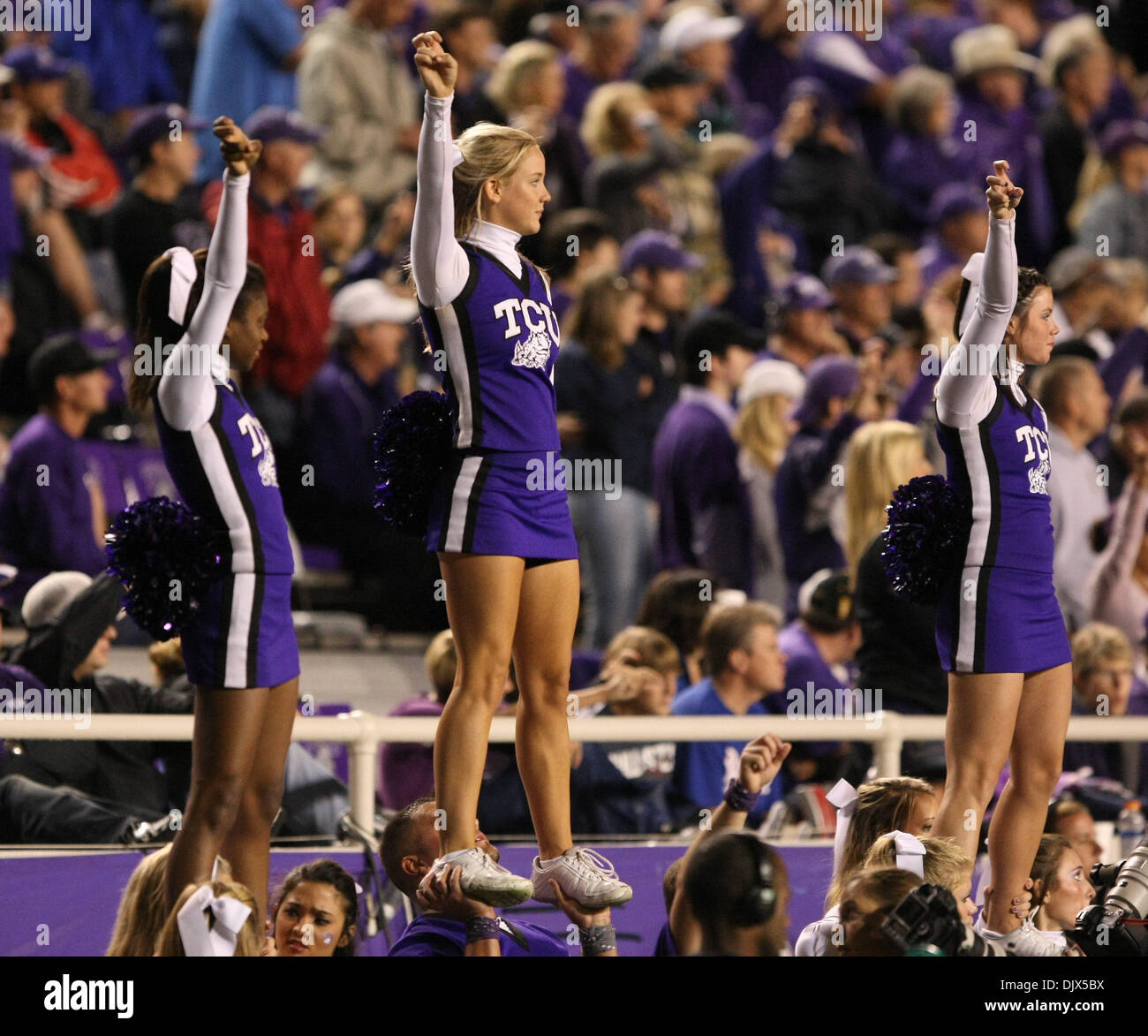 Ottobre 23, 2010 - Fort Worth, Texas, Stati Uniti d'America - TCU cornuto rane cheerleaders mostrano il loro segno di rana durante il gioco tra la TCU cornuto le rane e le Air Force falchi al Amon G. Carter Stadium di Fort Worth, Texas. TCU Beat the Air Force 38-7. (Credito Immagine: © Matt Pearce/Southcreek globale/ZUMApress.com) Foto Stock
