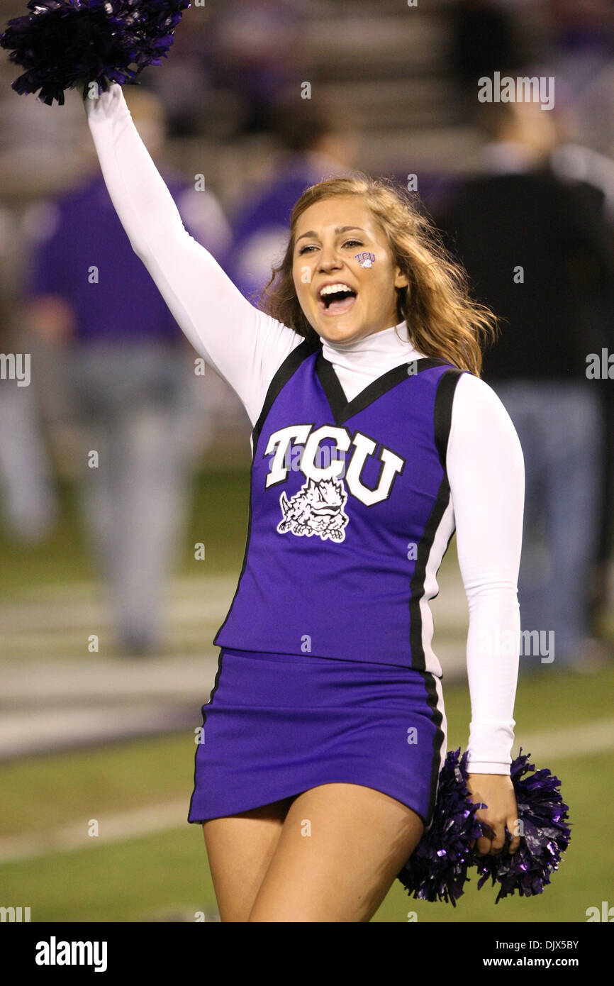 Ottobre 23, 2010 - Fort Worth, Texas, Stati Uniti d'America - UNA TCU cornuto rane cheerleader il tifo per il suo team durante il gioco tra la TCU cornuto le rane e le Air Force falchi al Amon G. Carter Stadium di Fort Worth, Texas. TCU Beat the Air Force 38-7. (Credito Immagine: © Matt Pearce/Southcreek globale/ZUMApress.com) Foto Stock